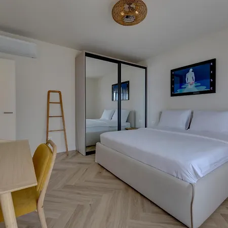 Palmezzo Beachfront With Heated Pool Lägenhet Trogir
