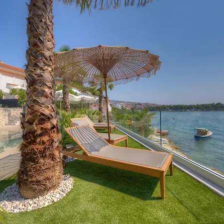 Palmezzo Beachfront With Heated Pool Lägenhet