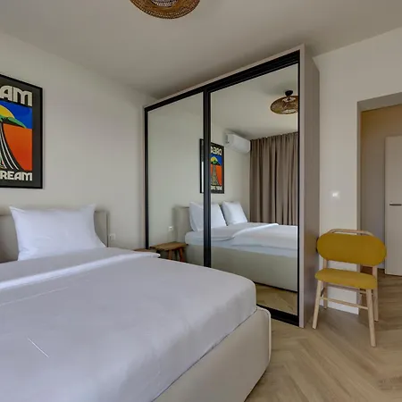 Palmezzo Beachfront With Heated Pool Lägenhet Trogir