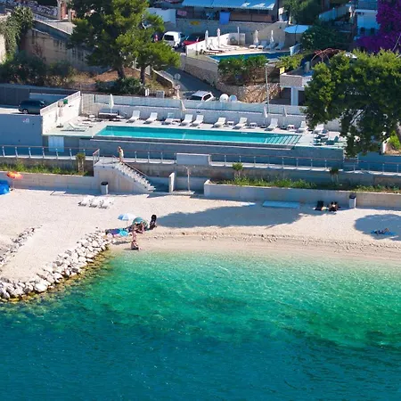 Palmezzo Beachfront With Heated Pool טרוגיר