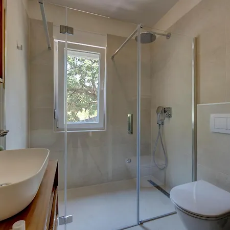 Palmezzo Beachfront With Heated Pool דירה *