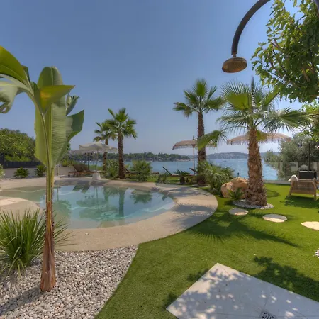Lägenhet Palmezzo Beachfront With Heated Pool Trogir