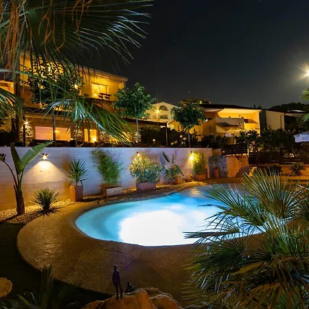 דירה Palmezzo Beachfront With Heated Pool *