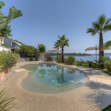 Palmezzo Beachfront With Heated Pool * טרוגיר