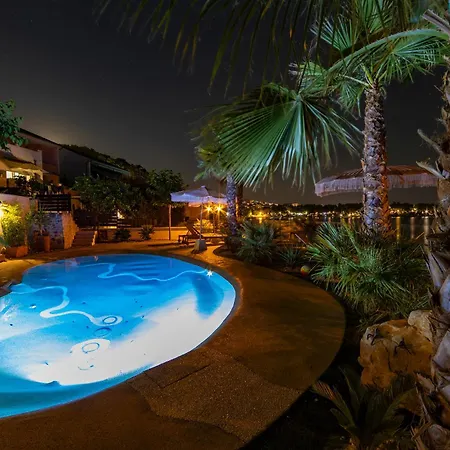 Lägenhet Palmezzo Beachfront With Heated Pool *