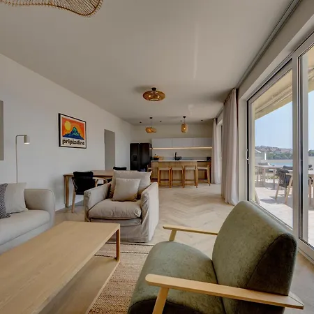Palmezzo Beachfront With Heated Pool * טרוגיר