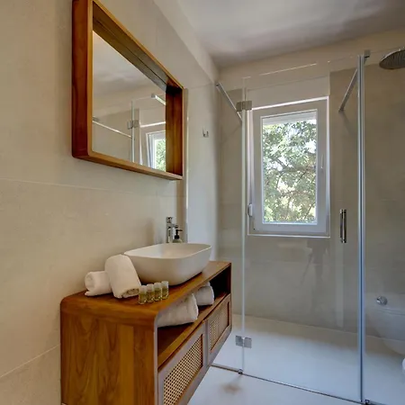 Palmezzo Beachfront With Heated Pool * טרוגיר