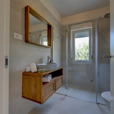 Palmezzo Beachfront With Heated Pool דירה *