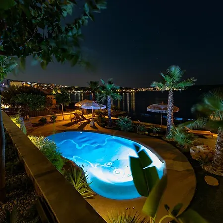 Palmezzo Beachfront With Heated Pool טרוגיר
