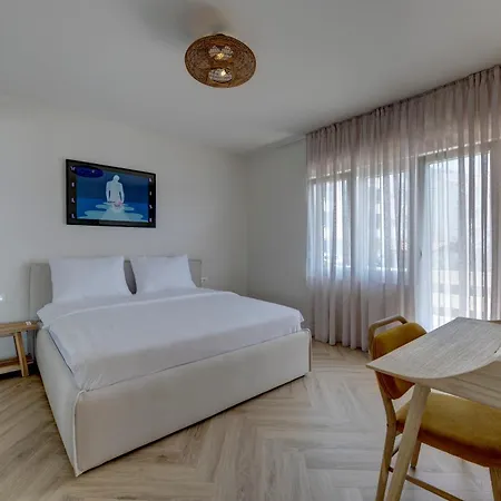 Palmezzo Beachfront With Heated Pool דירה טרוגיר