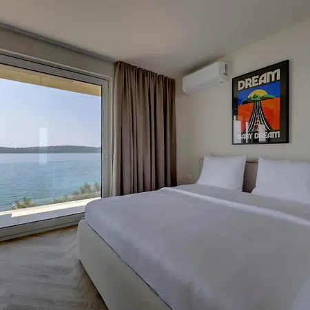 Palmezzo Beachfront With Heated Pool Lägenhet