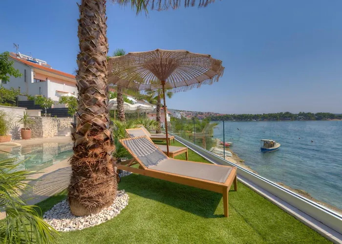 Palmezzo Beachfront With Heated Pool Apartman