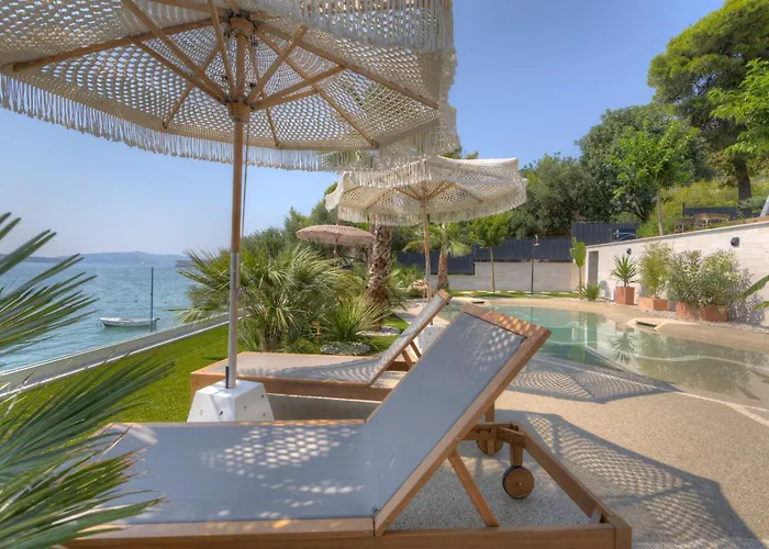 Palmezzo Beachfront With Heated Pool *
