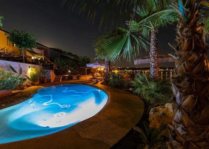 Apartman Palmezzo Beachfront With Heated Pool *