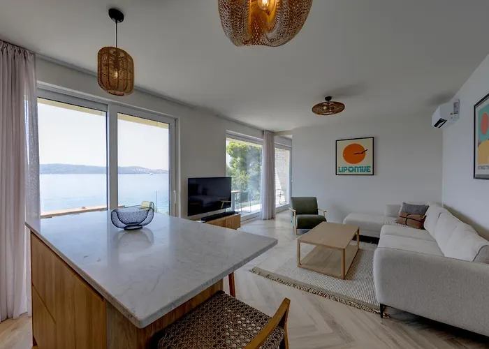 Apartman Palmezzo Beachfront With Heated Pool