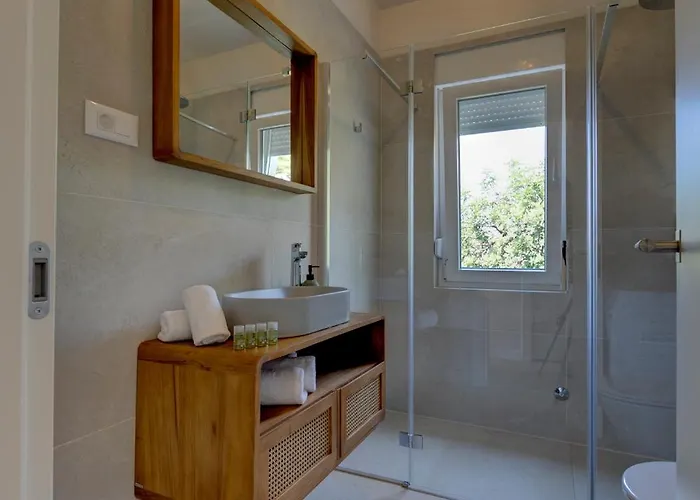 Palmezzo Beachfront With Heated Pool Apartman *