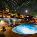 Daire Palmezzo Beachfront With Heated Pool