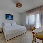 Palmezzo Beachfront With Heated Pool Daire Trogir