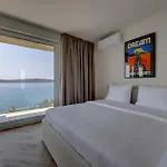 Palmezzo Beachfront With Heated Pool Daire