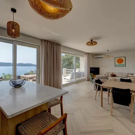 Palmezzo Beachfront With Heated Pool Τρογκίρ