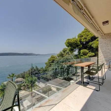 Palmezzo Beachfront With Heated Pool *