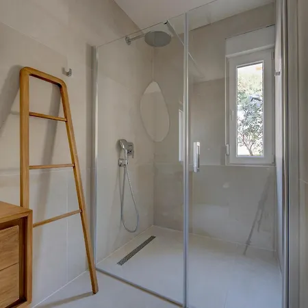 Palmezzo Beachfront With Heated Pool Apartamento Trogir