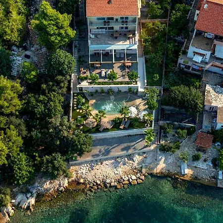 Apartment Palmezzo Beachfront With Heated Pool