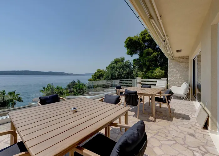 Palmezzo Beachfront With Heated Pool 公寓