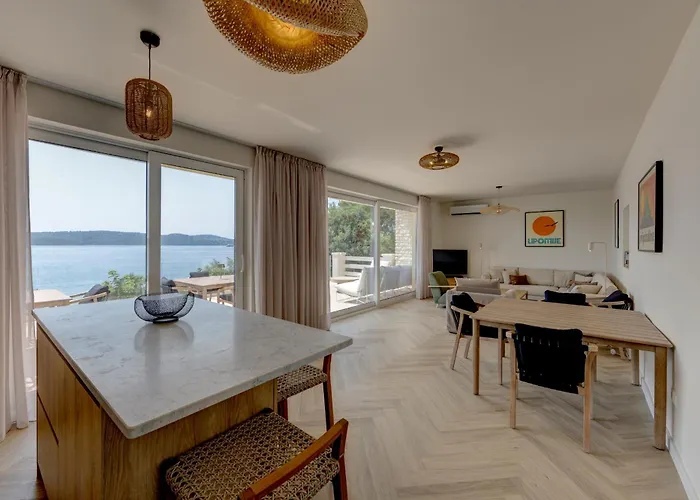 Palmezzo Beachfront With Heated Pool 特罗吉尔