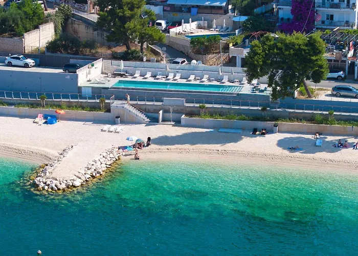 Palmezzo Beachfront With Heated Pool Τρογκίρ