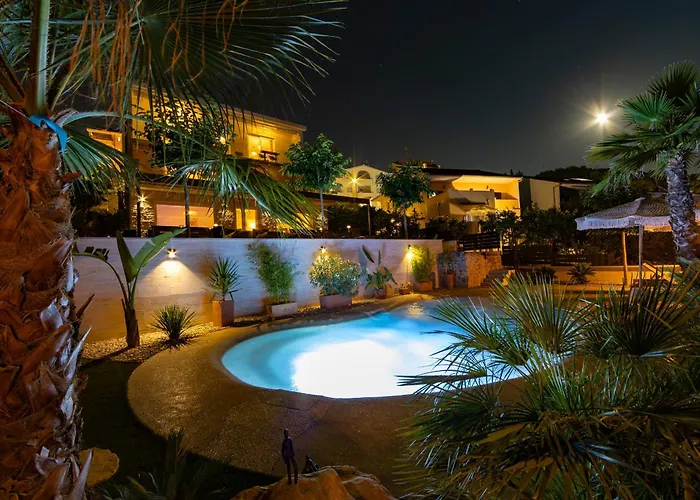 Διαμέρισμα Palmezzo Beachfront With Heated Pool *