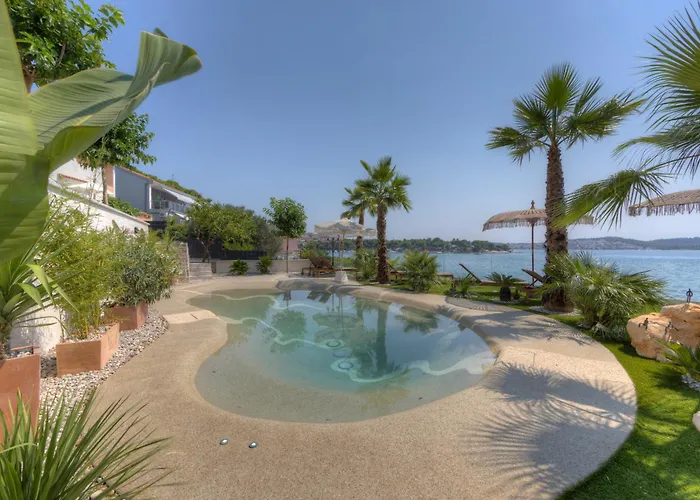 Palmezzo Beachfront With Heated Pool * Τρογκίρ