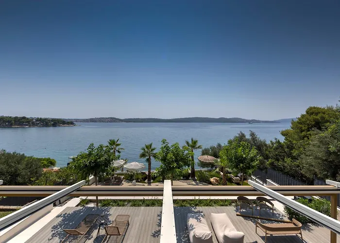 Palmezzo Beachfront With Heated Pool *