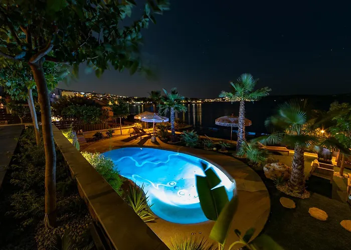 Palmezzo Beachfront With Heated Pool 特罗吉尔