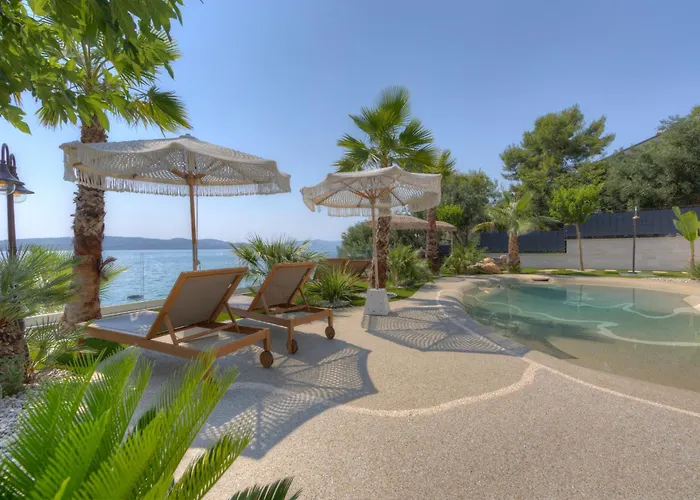 Palmezzo Beachfront With Heated Pool *