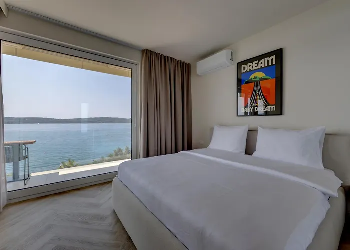 Palmezzo Beachfront With Heated Pool Διαμέρισμα