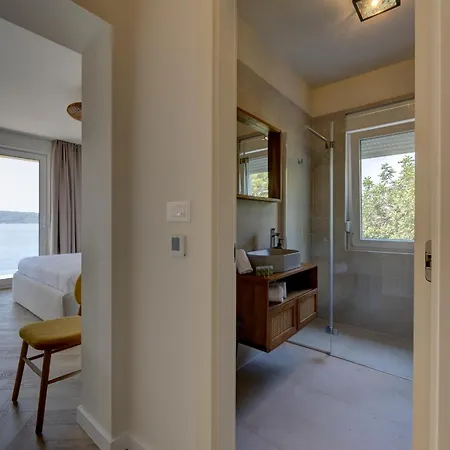 Daire Palmezzo Beachfront With Heated Pool Trogir