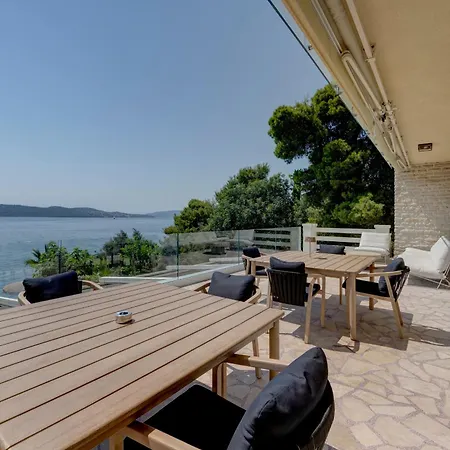 Palmezzo Beachfront With Heated Pool Daire